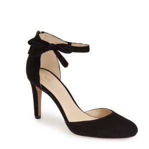 Ankle strap black suede bow shoes. Nine West.